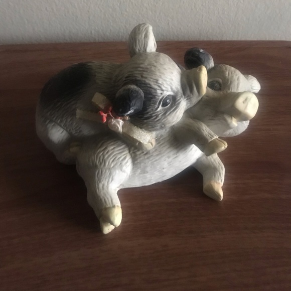 Pigs playing ceramic figurine - Picture 1 of 3
